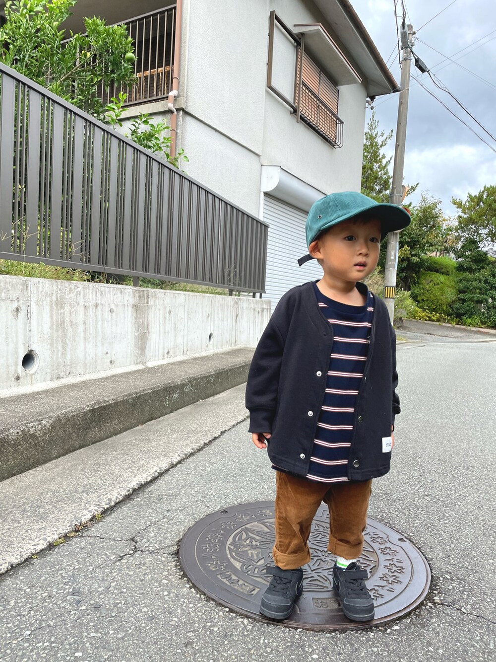 その他のTシャツ/カットソー、ブラック系のノーカラージャケット、ブラウン系のその他パンツを着用したキッズの秋コーディネートの2枚目の写真