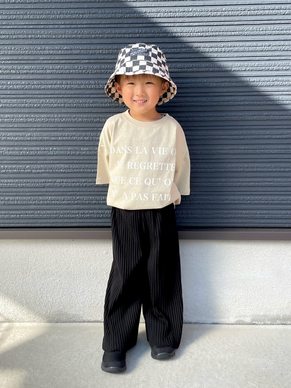 その他のTシャツ/カットソー、ブラック系のその他パンツ、ブラック系のスニーカーを着用したキッズの夏コーディネートの3枚目の写真