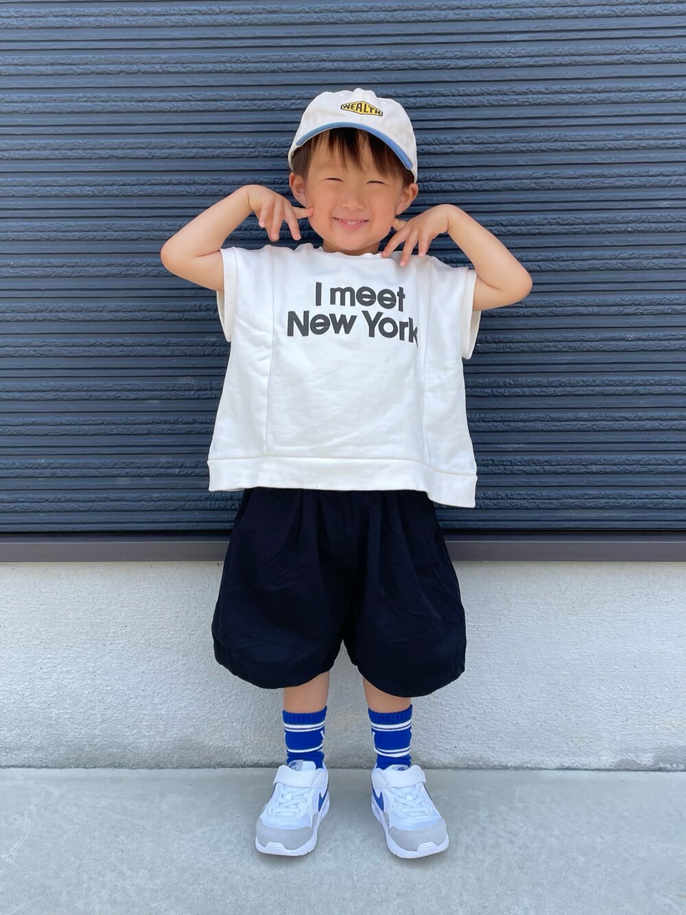 ホワイト系のスウェット、ブラック系のその他パンツ、ホワイト系のスニーカーを着用したキッズの夏コーディネートの3枚目の写真