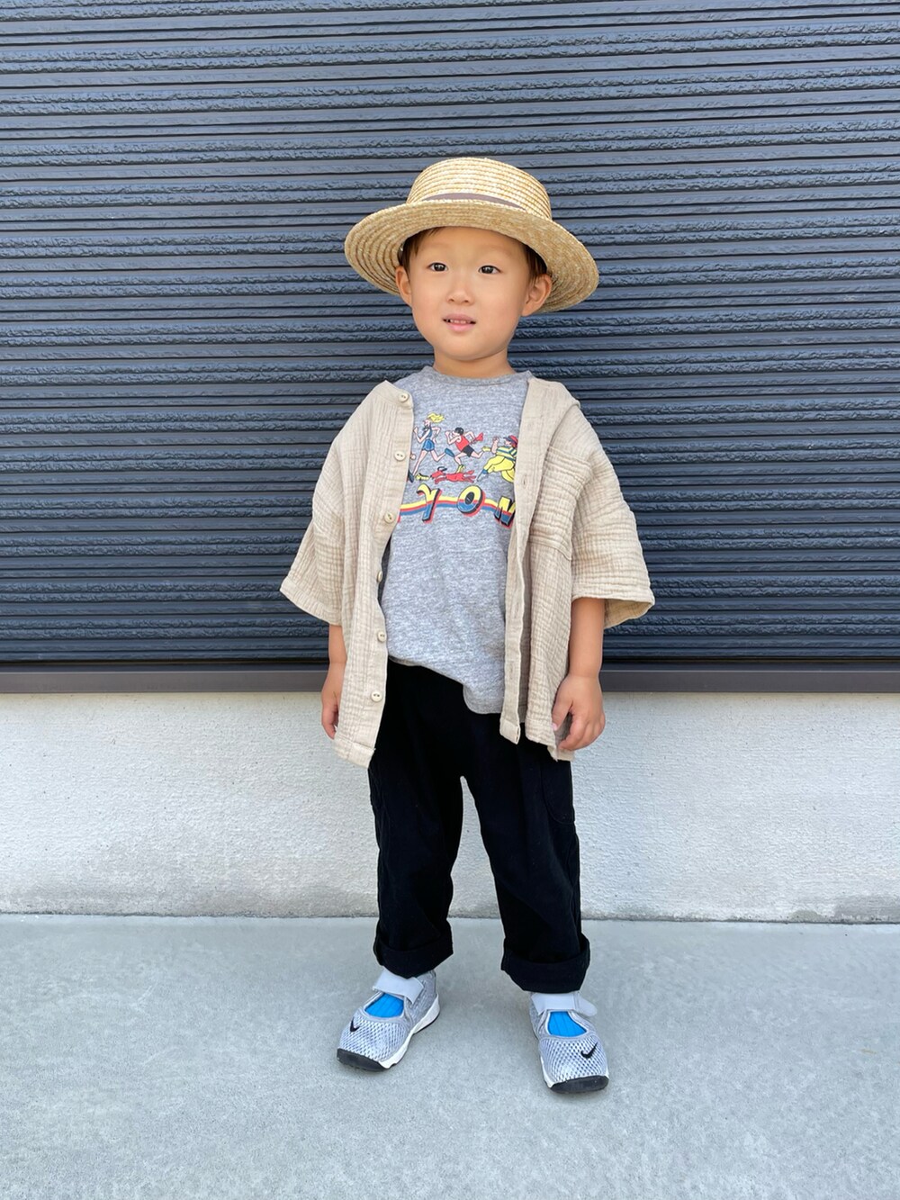 グレー系のTシャツ/カットソー、ベージュ系のシャツ/ブラウス、ブラック系のその他パンツを着用したキッズの春コーディネートの5枚目の写真