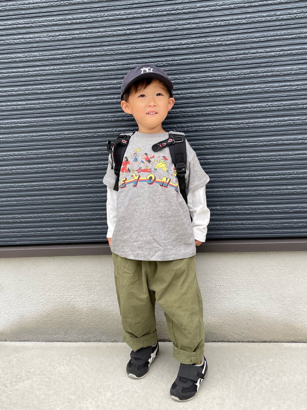 グレー系のTシャツ/カットソー、ホワイト系のTシャツ/カットソー、グリーン系のその他パンツを着用したキッズの春コーディネートの2枚目の写真