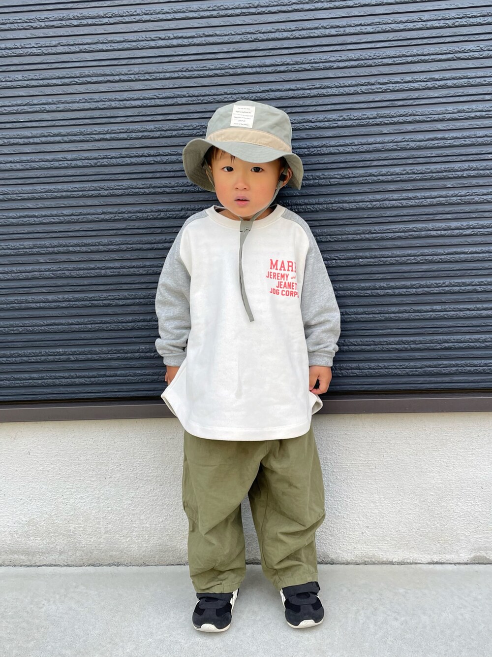 グレー系のスウェット、グリーン系のその他パンツ、ブルー系のスニーカーを着用したキッズの春コーディネートの2枚目の写真