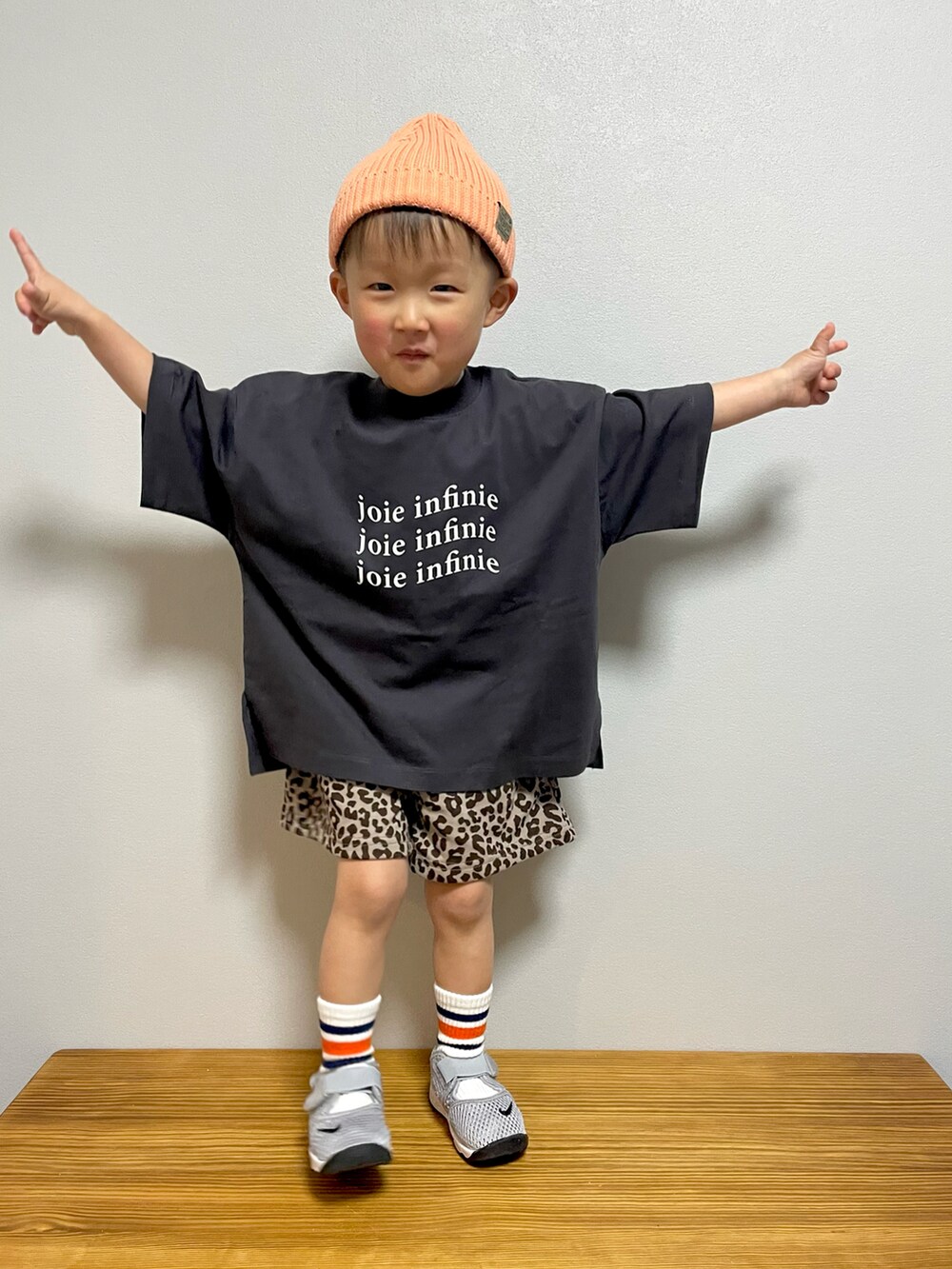 グレー系のTシャツ/カットソー、その他のその他パンツ、グレー系のスニーカーを着用したキッズの春コーディネートの3枚目の写真