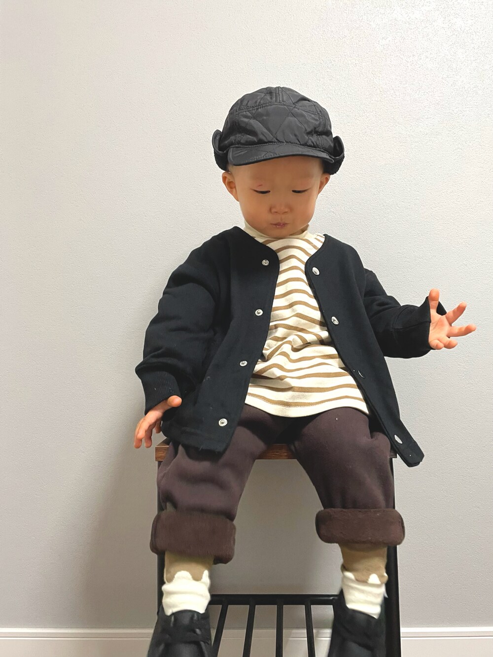 ホワイト系のTシャツ/カットソー、ブラック系のノーカラージャケット、ブラウン系のTシャツ/カットソーを着用したキッズの冬コーディネートの4枚目の写真