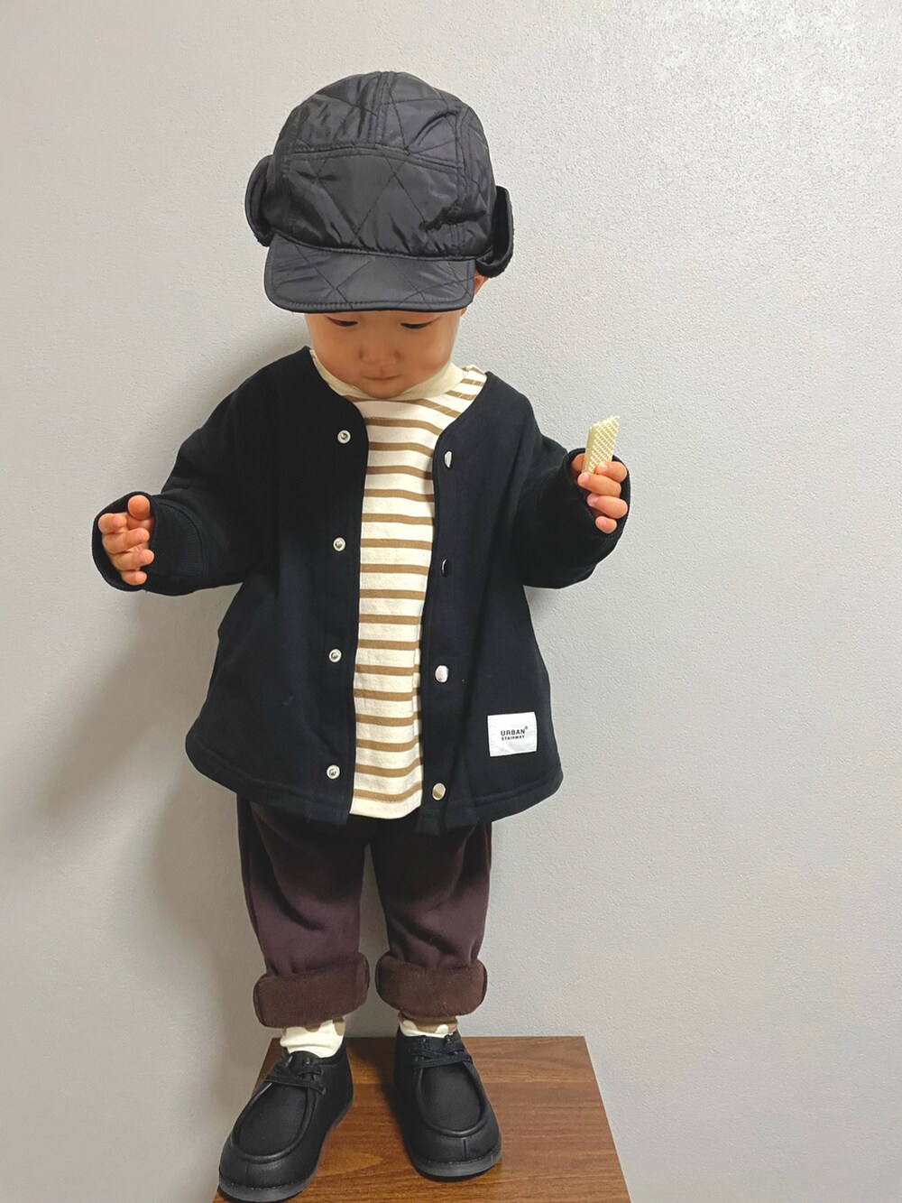 ホワイト系のTシャツ/カットソー、ブラック系のノーカラージャケット、ブラウン系のTシャツ/カットソーを着用したキッズの冬コーディネートの5枚目の写真