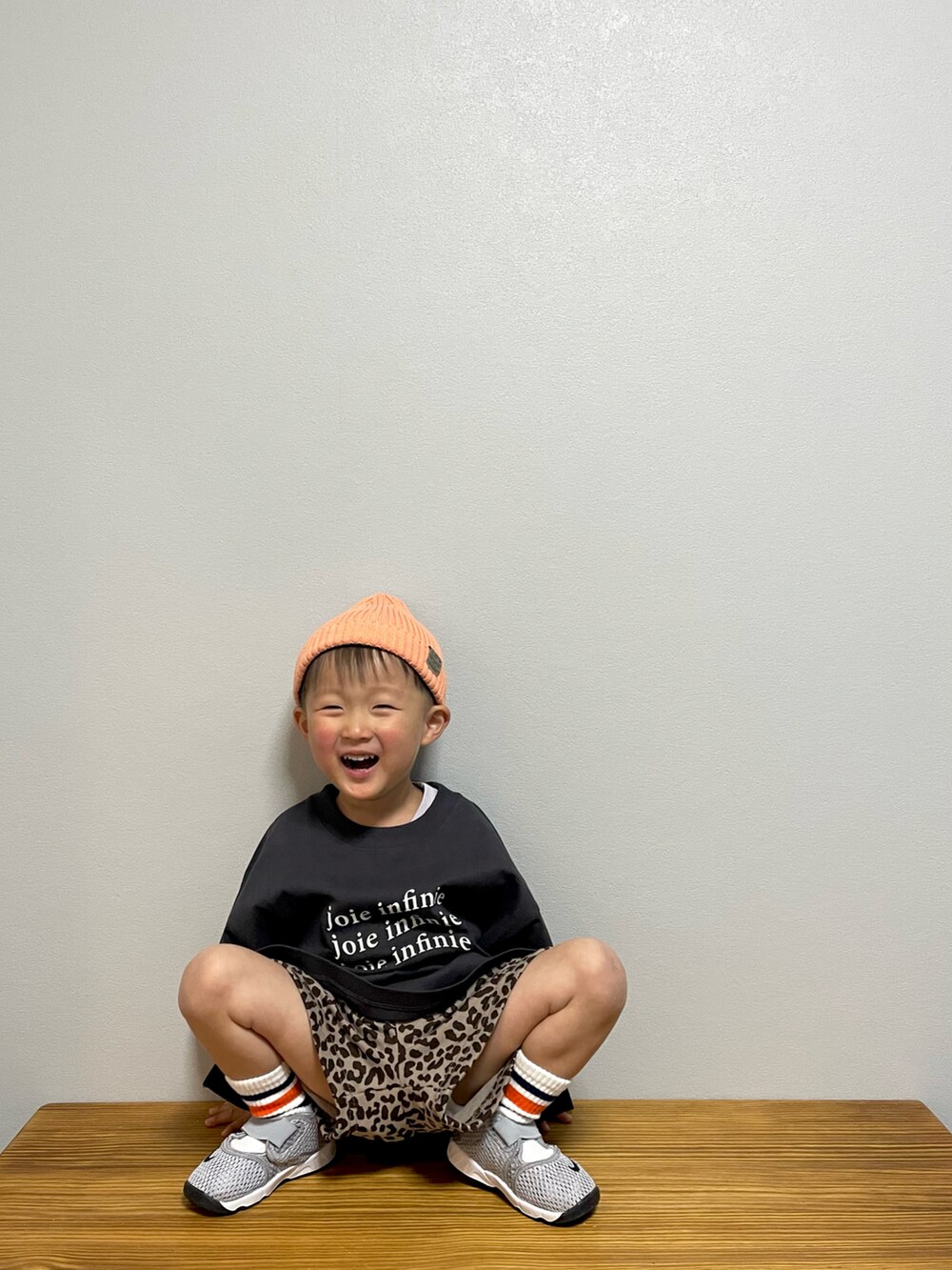 グレー系のTシャツ/カットソー、その他のその他パンツ、グレー系のスニーカーを着用したキッズの春コーディネートの5枚目の写真