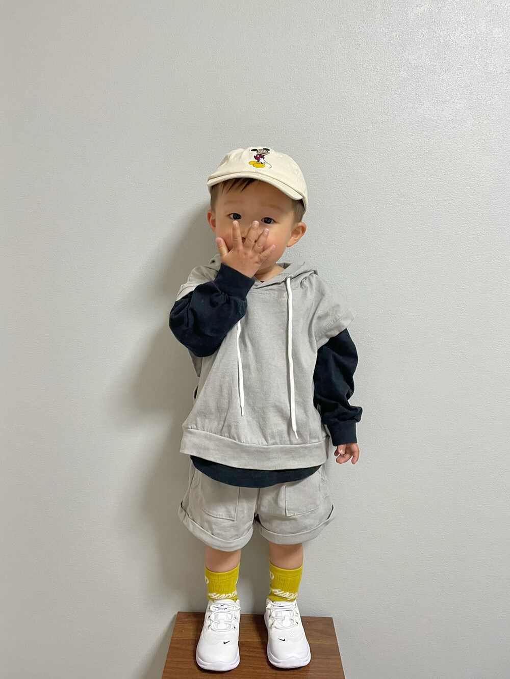 グレー系のスウェット、ブラック系のTシャツ/カットソー、ホワイト系のスニーカーを着用したキッズの春コーディネートの2枚目の写真