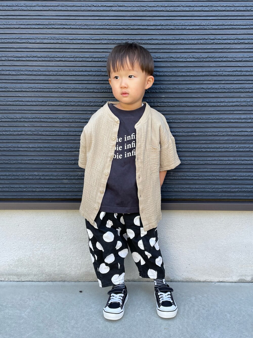 グレー系のTシャツ/カットソー、ベージュ系のシャツ/ブラウス、ブラック系のパンツを着用したキッズの春コーディネートの2枚目の写真