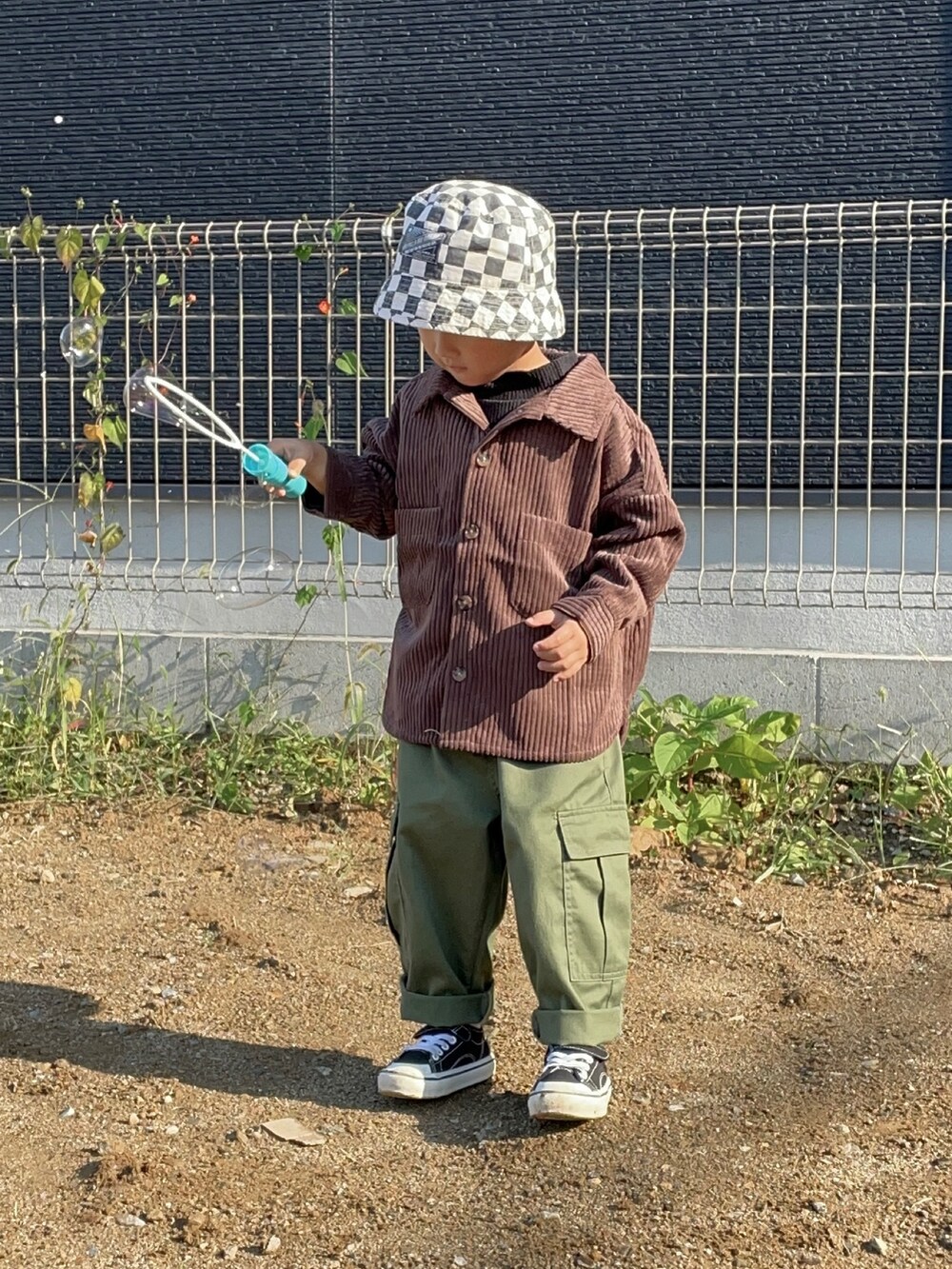 「バケットハット、レイヤードスタイル、シャツスタイル、コーデュロイ、カーゴパンツ、ストリート、スニーカー、ビッグシルエット、カジュアルコーデ、秋コーデ、ブラウン」｜「BREEZEのシェフハット（ハット、ブラック系）」を使った、ＯＴＯ ☺︎ ‬ＲＩＲＩさん（キッズ・90cm）の秋コーディネートの2枚目の写真