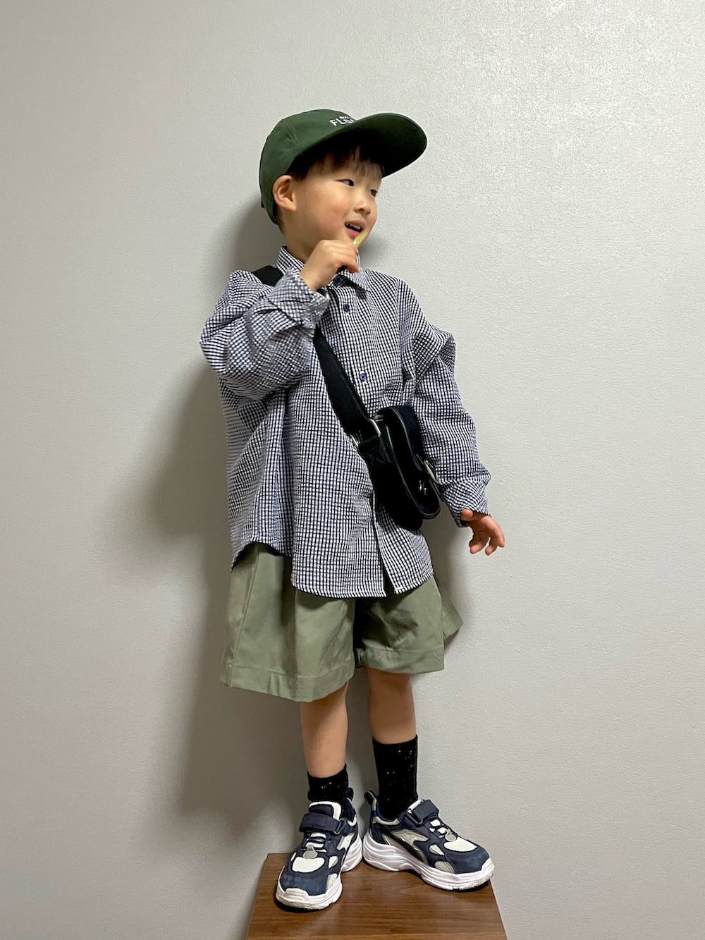 ブルー系のシャツ/ブラウス、ブラック系のショルダーバッグ、グリーン系のパンツを着用したキッズの冬コーディネートの3枚目の写真