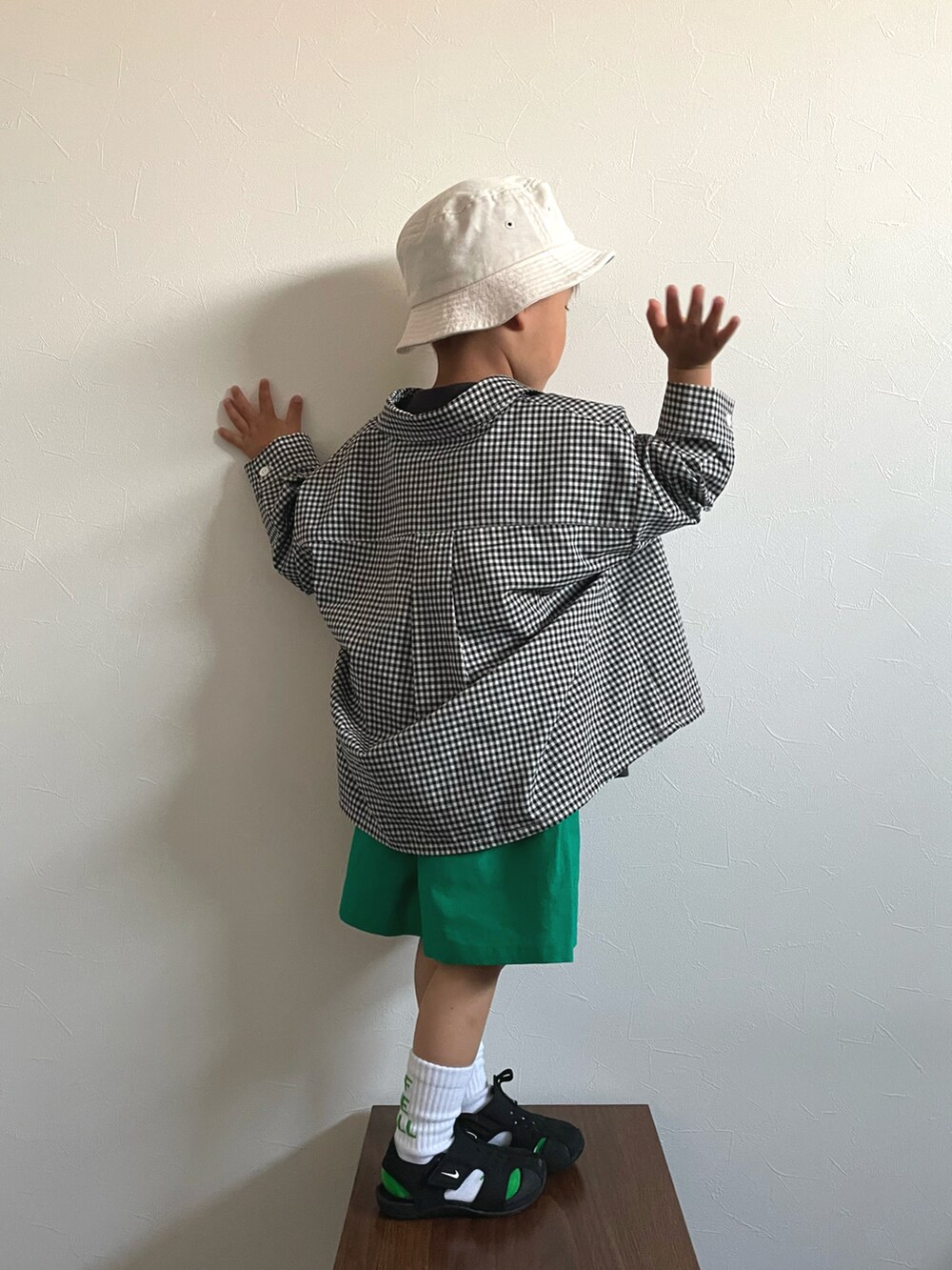 グレー系のTシャツ/カットソー、ブラック系のシャツ/ブラウス、グリーン系のパンツを着用したキッズの春コーディネートの2枚目の写真