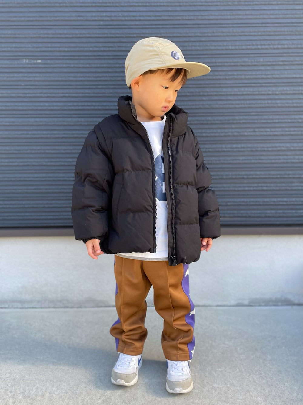「プチプラ、ストリート、秋冬コーデ、アウター、スニーカー、NIKE、キャップ、トラックパンツ、カジュアルコーデ、ラフコーデ」｜「LOWRYS FARMのナイロンプリントキャップ　 984480（キャップ、ベージュ系）」を使った、ＯＴＯ ☺︎ ‬ＲＩＲＩさん（キッズ・90cm）の冬コーディネートの2枚目の写真
