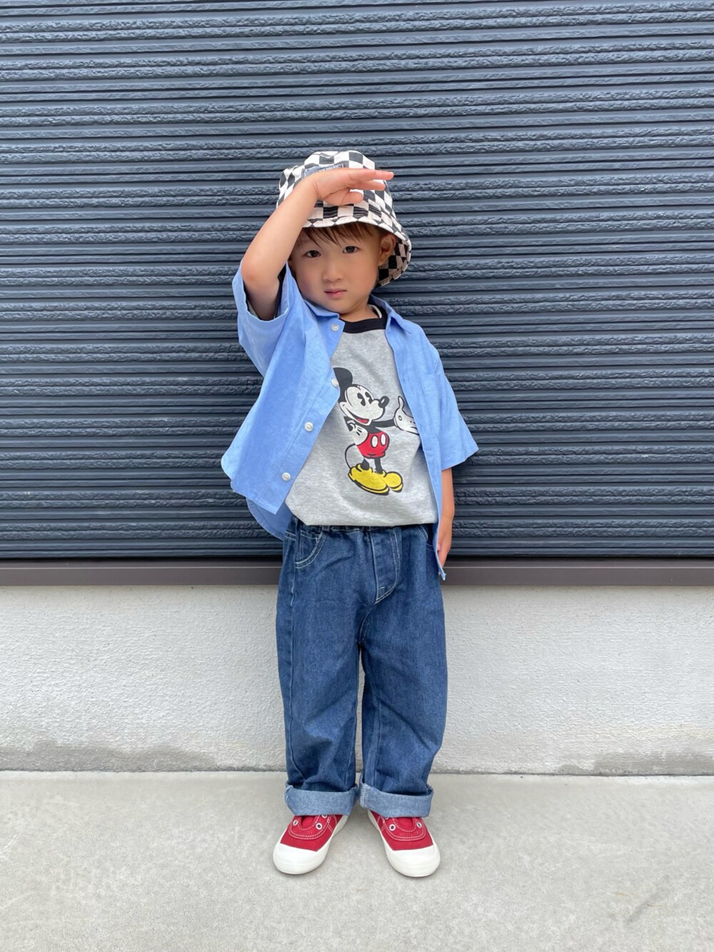 ブルー系のシャツ/ブラウス、グレー系のTシャツ/カットソー、ブルー系のデニムパンツを着用したキッズの夏コーディネートの5枚目の写真