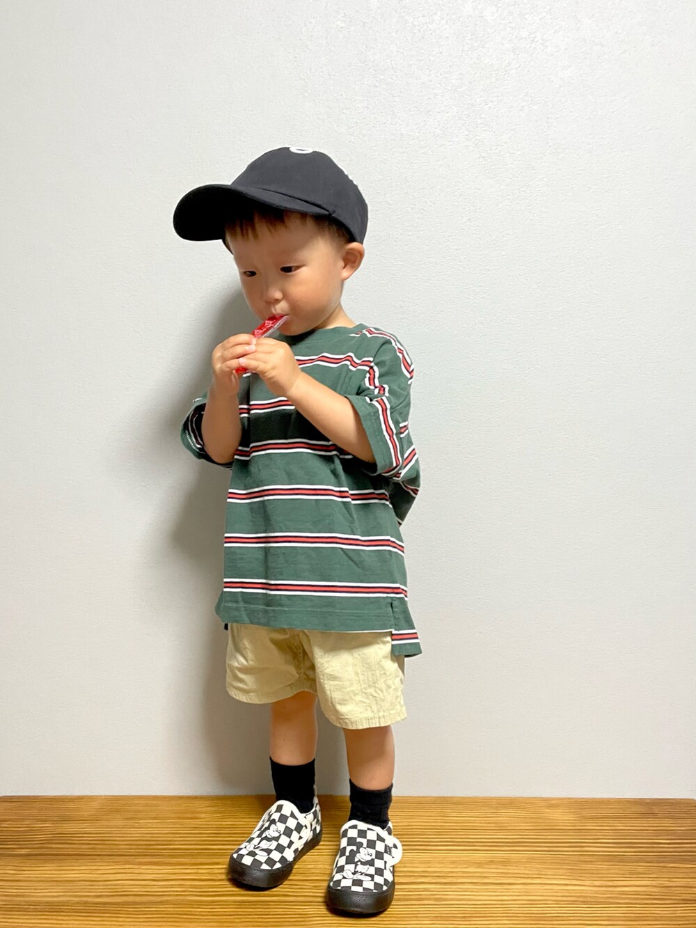 グリーン系のTシャツ/カットソー、ベージュ系のその他パンツ、ブラック系のスリッポンを着用したキッズの春コーディネートの2枚目の写真