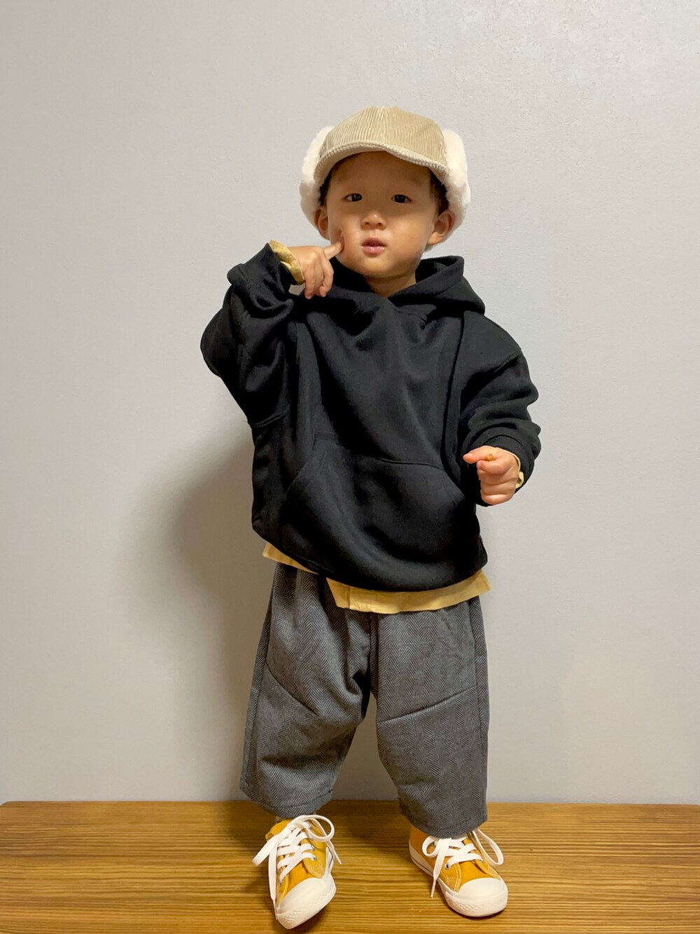 ブラック系のパーカー、イエロー系のシャツ/ブラウス、その他のその他パンツを着用したキッズの秋コーディネートの3枚目の写真