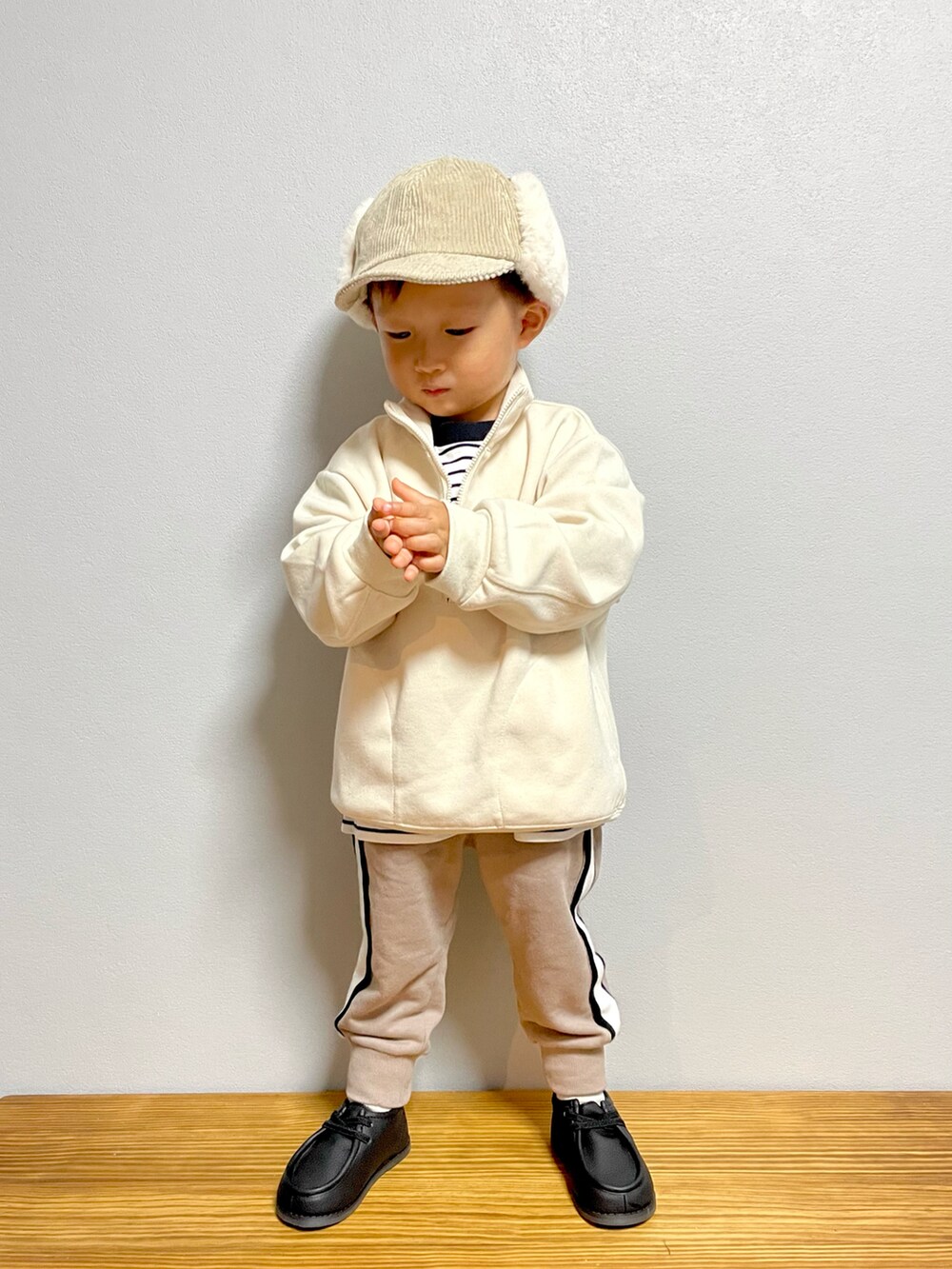 ホワイト系のスウェット、ブラック系のTシャツ/カットソー、ベージュ系のその他パンツを着用したキッズの秋コーディネートの5枚目の写真