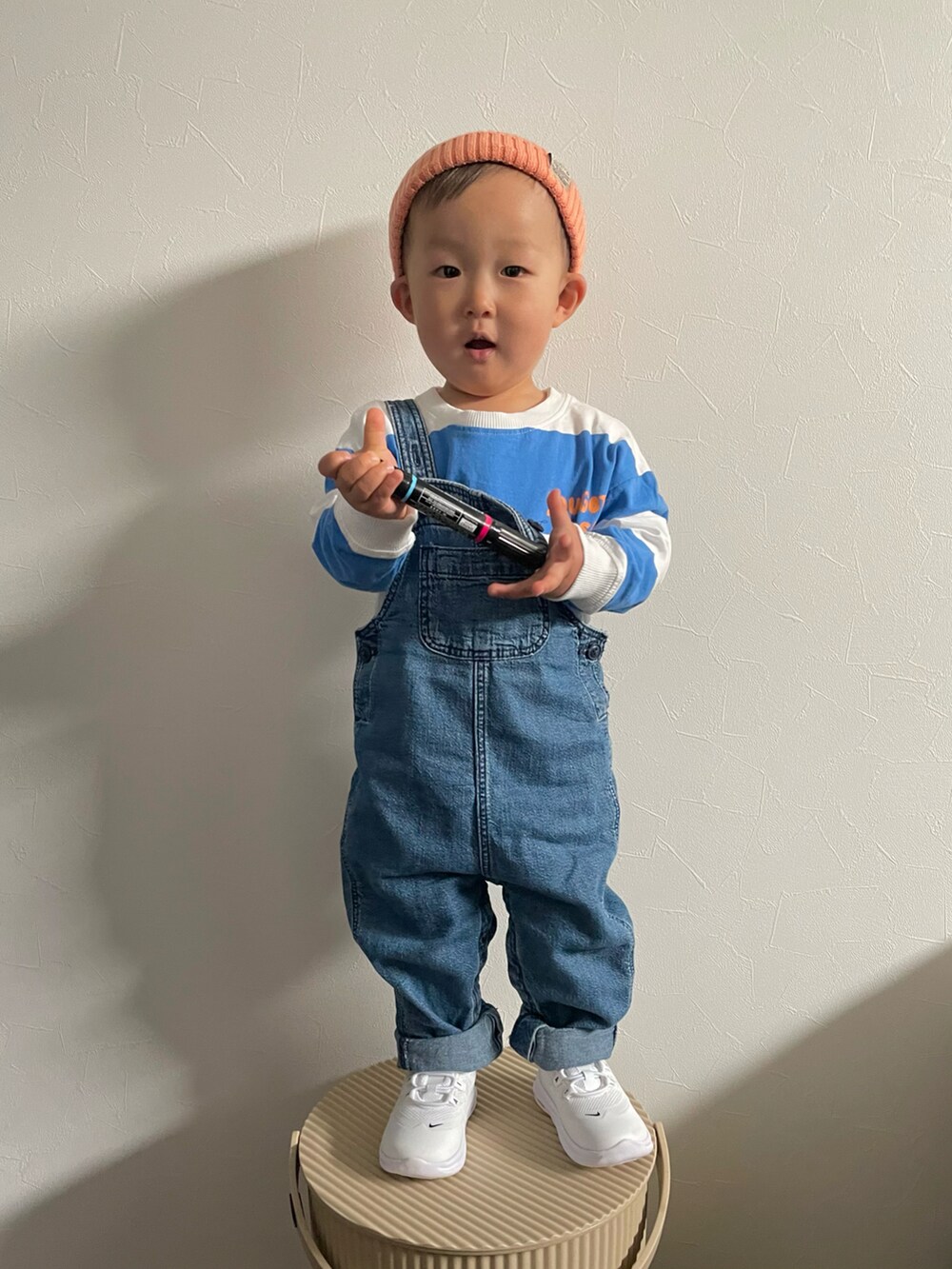 ホワイト系のTシャツ/カットソー、ブルー系のサロペット/オーバーオール、ホワイト系のスニーカーを着用したキッズの春コーディネートの3枚目の写真