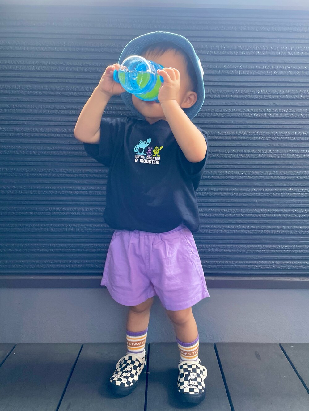 ブラック系のTシャツ/カットソー、パープル系のパンツ、ブラック系のスリッポンを着用したキッズの夏コーディネートの2枚目の写真