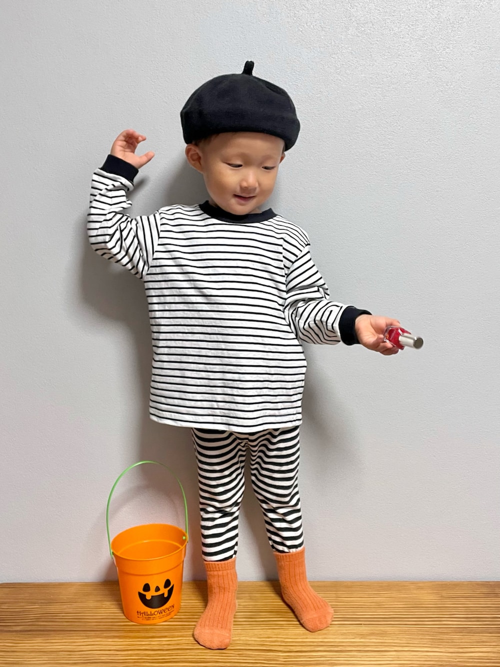 ブラック系のTシャツ/カットソー、ブラック系のハンチング/ベレー帽を着用したキッズの秋コーディネートの2枚目の写真