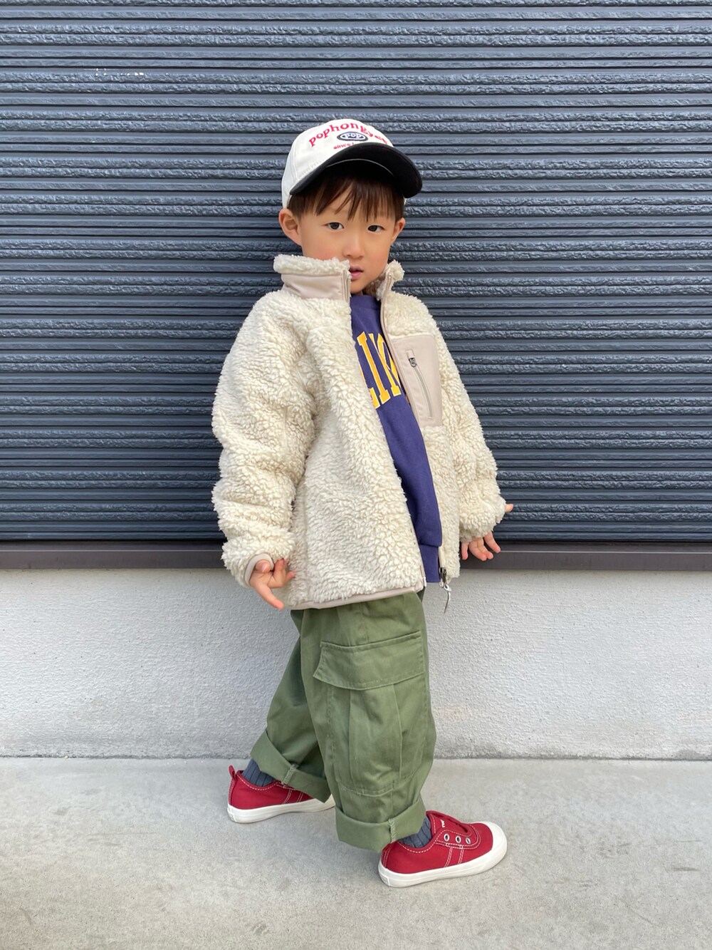 ベージュ系のその他アウター、ブルー系のスウェット、グリーン系のカーゴパンツを着用したキッズの冬コーディネートの4枚目の写真