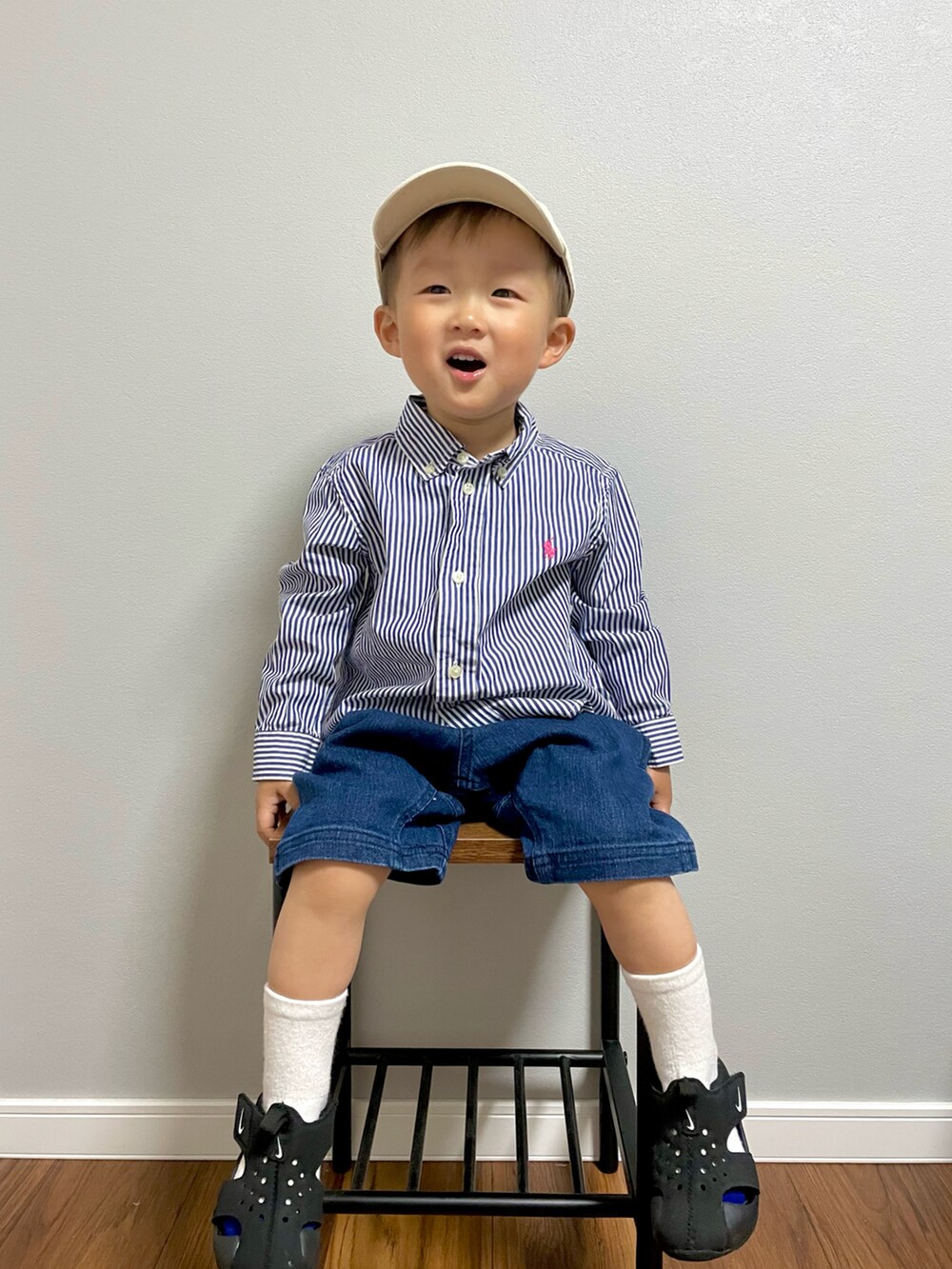 ブルー系のシャツ/ブラウス、ブルー系のデニムパンツ、ブラック系のサンダルを着用したキッズの春コーディネートの2枚目の写真