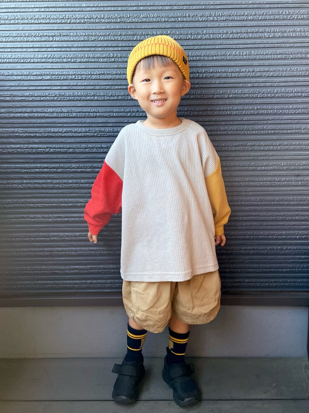 ベージュ系のTシャツ/カットソー、ブラック系のスニーカー、ベージュ系のその他パンツを着用したキッズの秋コーディネートの3枚目の写真