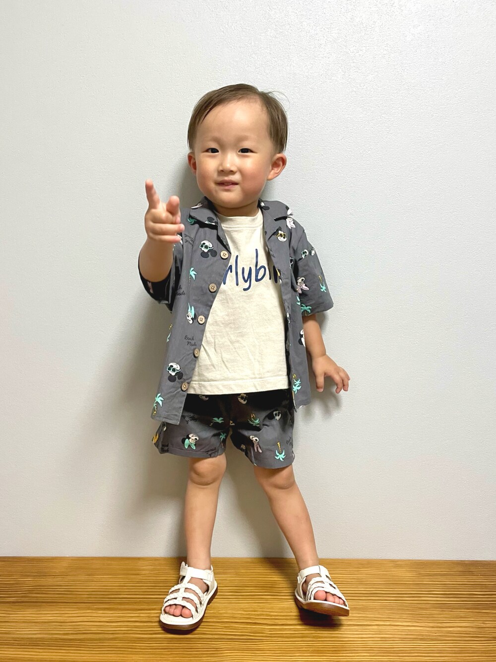 「セットアップ、プチプラ、夏コーデ、アロハシャツ、シャツスタイル、サンダル、Tシャツ、休日スタイル」｜「pairmanonの【プレミアムコットン100%】【かぞくおそろい】オリジナルシンプルロゴ  プリント半袖Tシャツ（Tシャツ/カットソー、その他）」を使った、ＯＴＯ ☺︎ ‬ＲＩＲＩさん（キッズ・80cm）の夏コーディネートの2枚目の写真