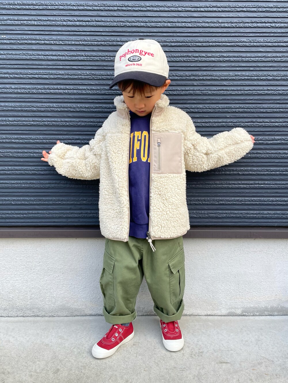 ベージュ系のその他アウター、ブルー系のスウェット、グリーン系のカーゴパンツを着用したキッズの冬コーディネートの3枚目の写真