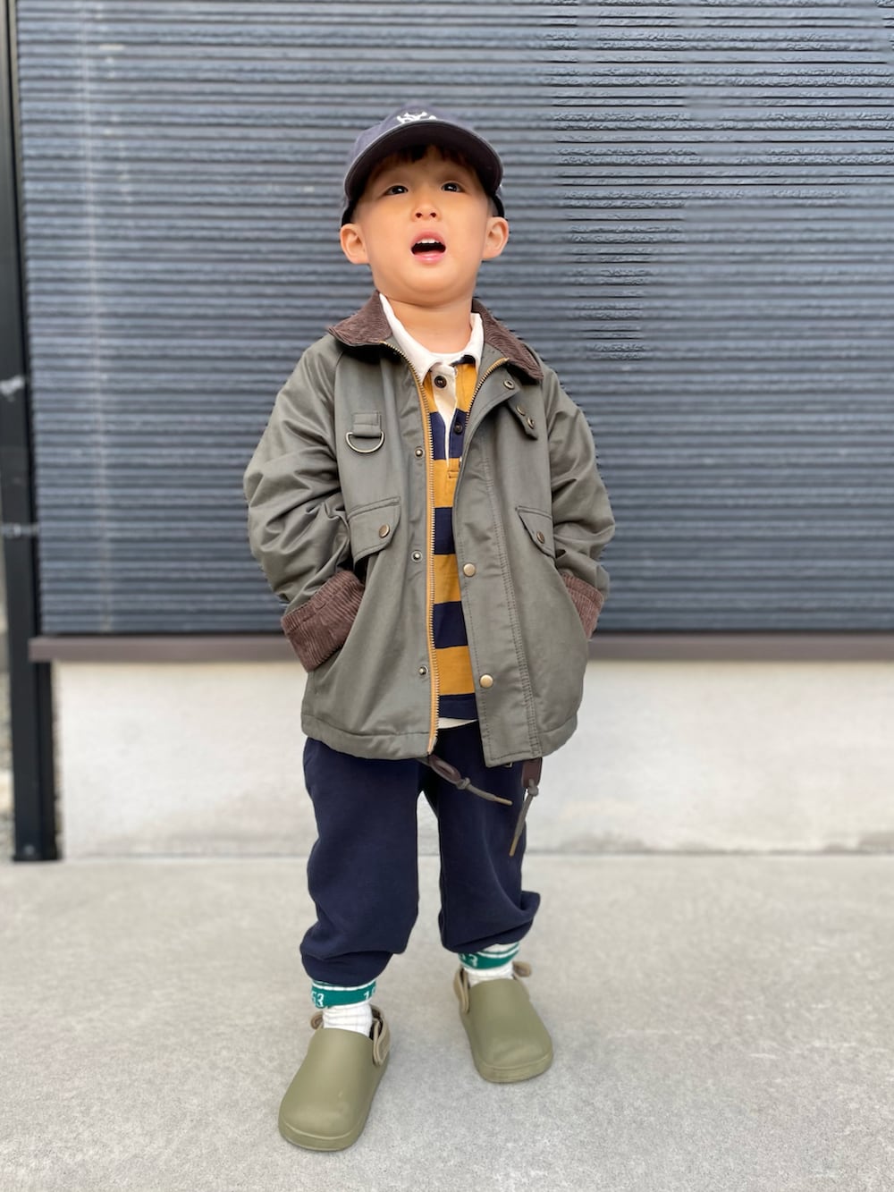 イエロー系のTシャツ/カットソー、グリーン系のその他アウター、ブルー系のスウェットパンツを着用したキッズの秋コーディネートの4枚目の写真