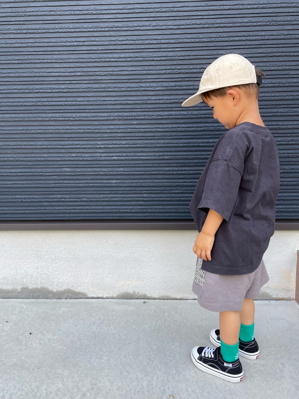 グレー系のTシャツ/カットソー、グレー系のスウェットパンツ、ブラック系のスニーカーを着用したキッズの夏コーディネートの3枚目の写真