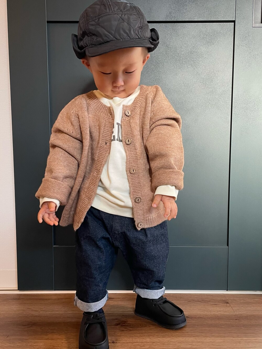 ブルー系のその他パンツ、ブラック系のブーツ、ブラック系のキャップを着用したキッズの冬コーディネートの2枚目の写真