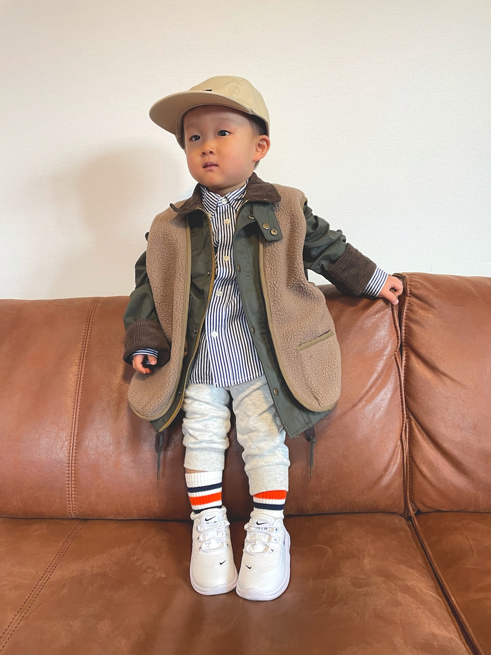 「キッズファッション、キャップ、スウェットパンツ、シャツスタイル、スニーカー、ラインソックス、ベスト、スウェット、コート、ジャケット、レイヤードスタイル、ストライプシャツ、白スニーカー」｜「西松屋のアイテム（キャップ、ベージュ系）」を使った、ＯＴＯ ☺︎ ‬ＲＩＲＩさん（キッズ・80cm）の冬コーディネートの2枚目の写真