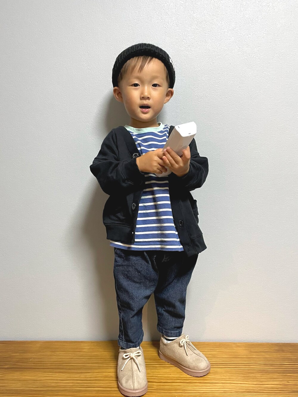 ブルー系のTシャツ/カットソー、ブラック系のカーディガン/ボレロ、ブルー系のその他パンツを着用したキッズの秋コーディネートの3枚目の写真