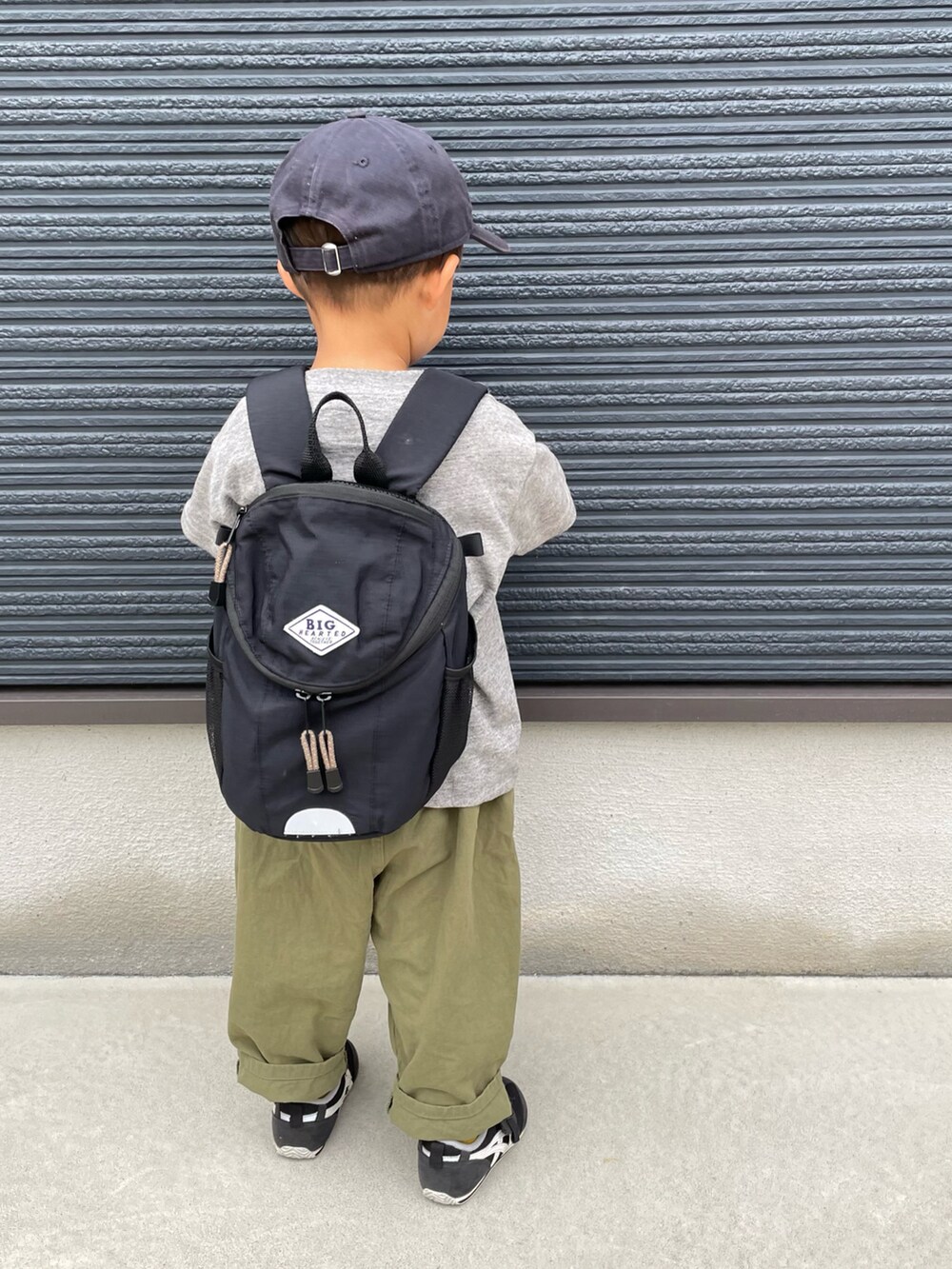 グレー系のTシャツ/カットソー、ホワイト系のTシャツ/カットソー、グリーン系のその他パンツを着用したキッズの春コーディネートの4枚目の写真