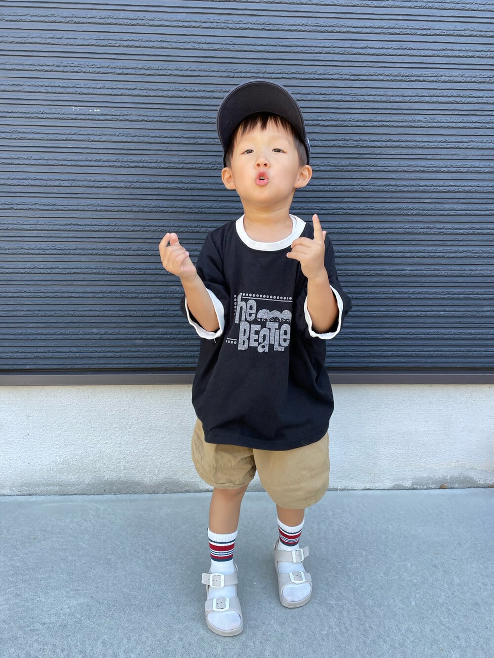 ブラック系のTシャツ/カットソー、ベージュ系のその他パンツ、ベージュ系のサンダルを着用したキッズの夏コーディネートの4枚目の写真