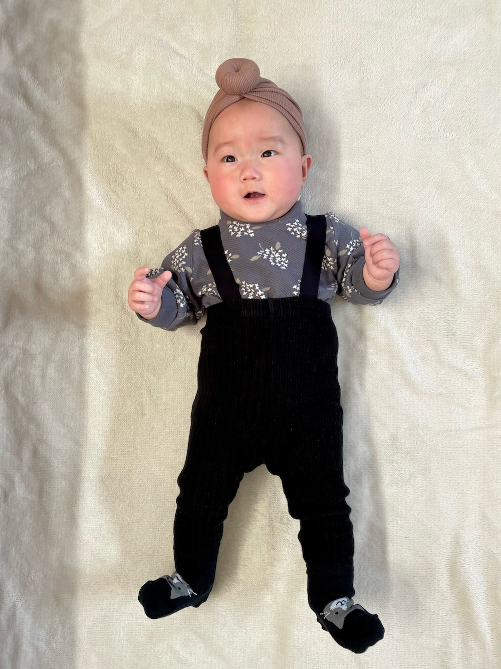 ブルー系のカーディガン/ボレロ、グレー系のソックス/靴下、グレー系のロンパースを着用したキッズの冬コーディネートの3枚目の写真