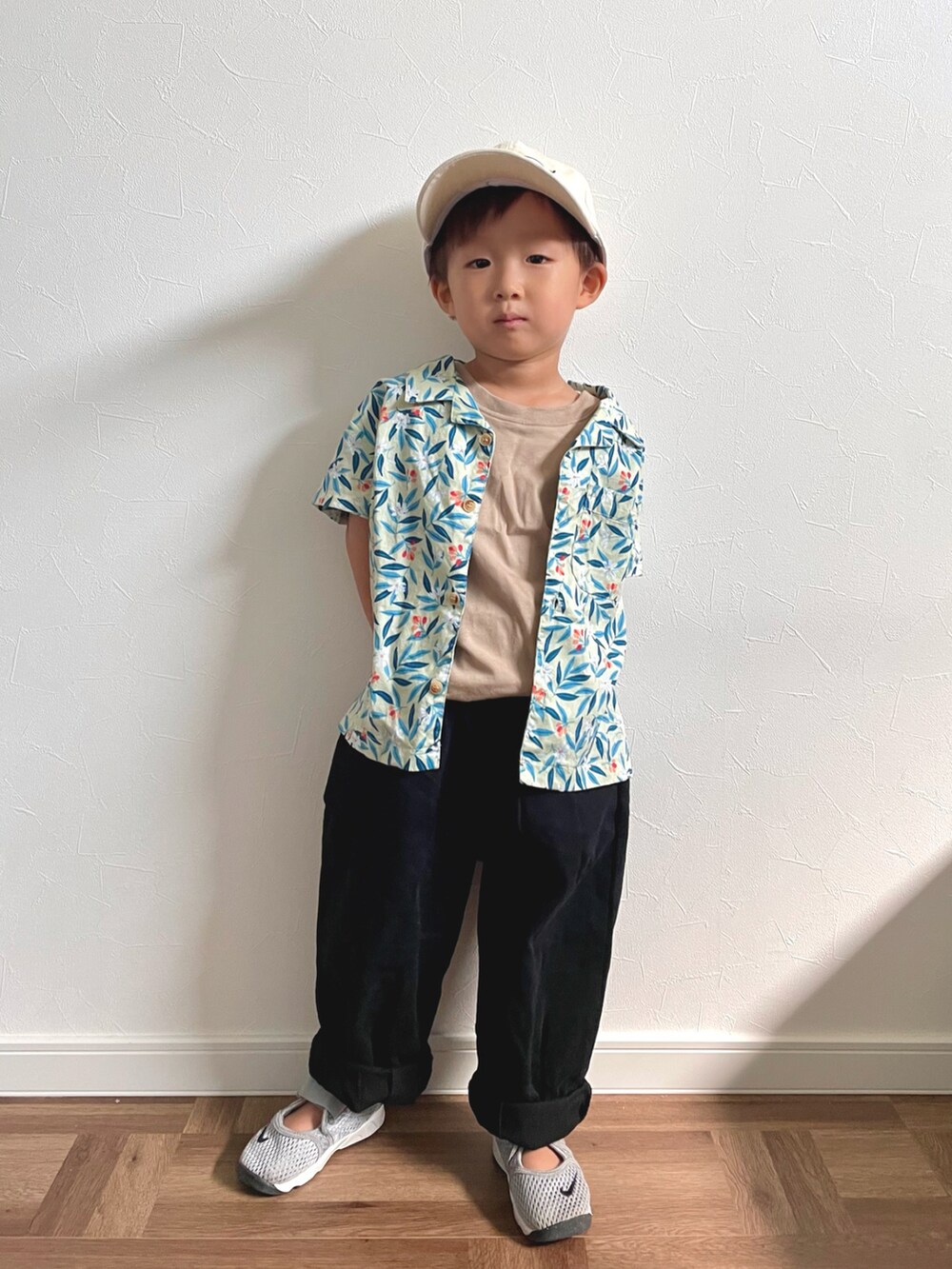 グリーン系のシャツ/ブラウス、ベージュ系のタンクトップ、ブラック系のその他パンツを着用したキッズの夏コーディネートの2枚目の写真