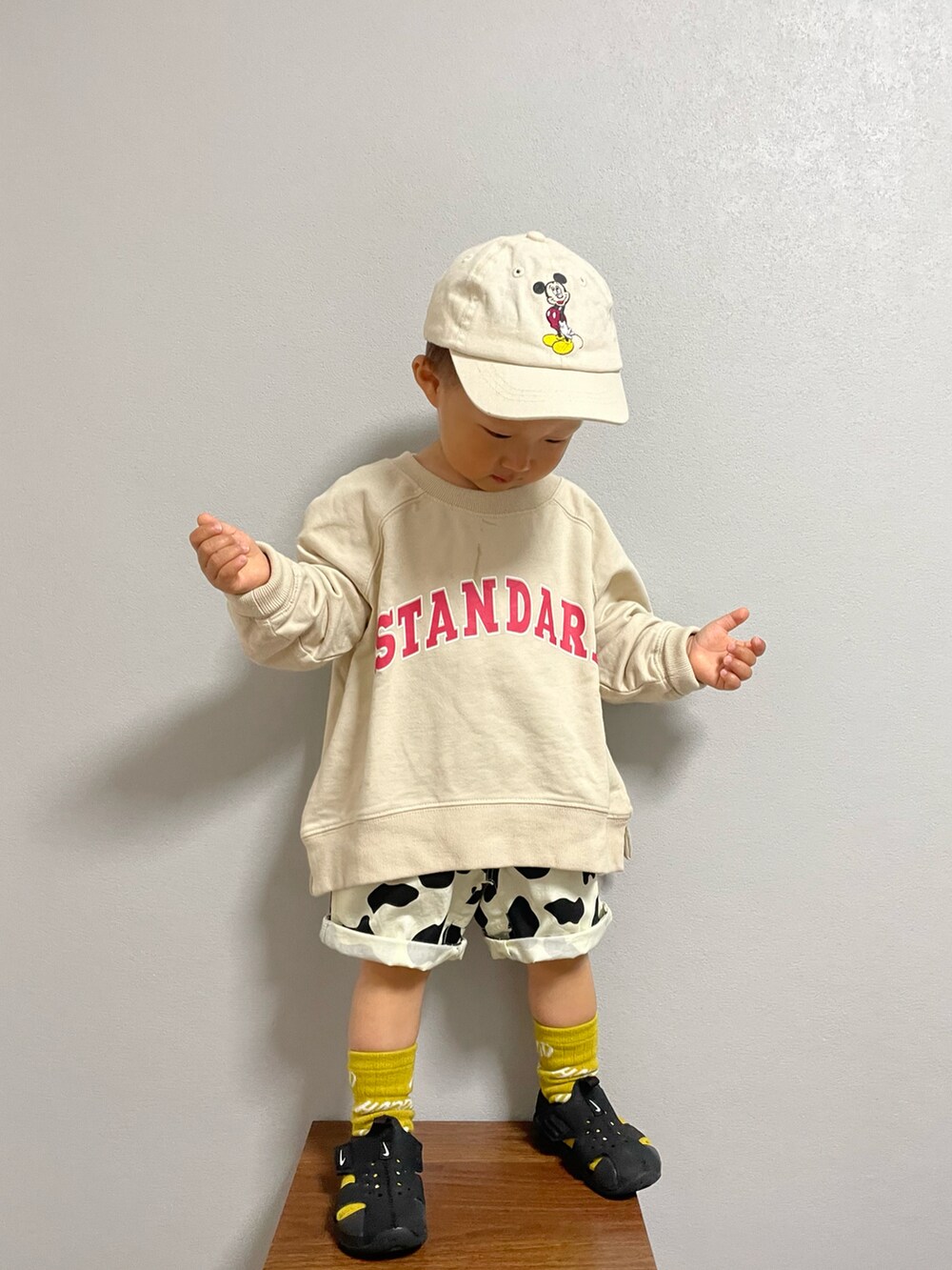 ベージュ系のスウェット、ホワイト系のその他パンツ、ブラック系のサンダルを着用したキッズの春コーディネートの2枚目の写真