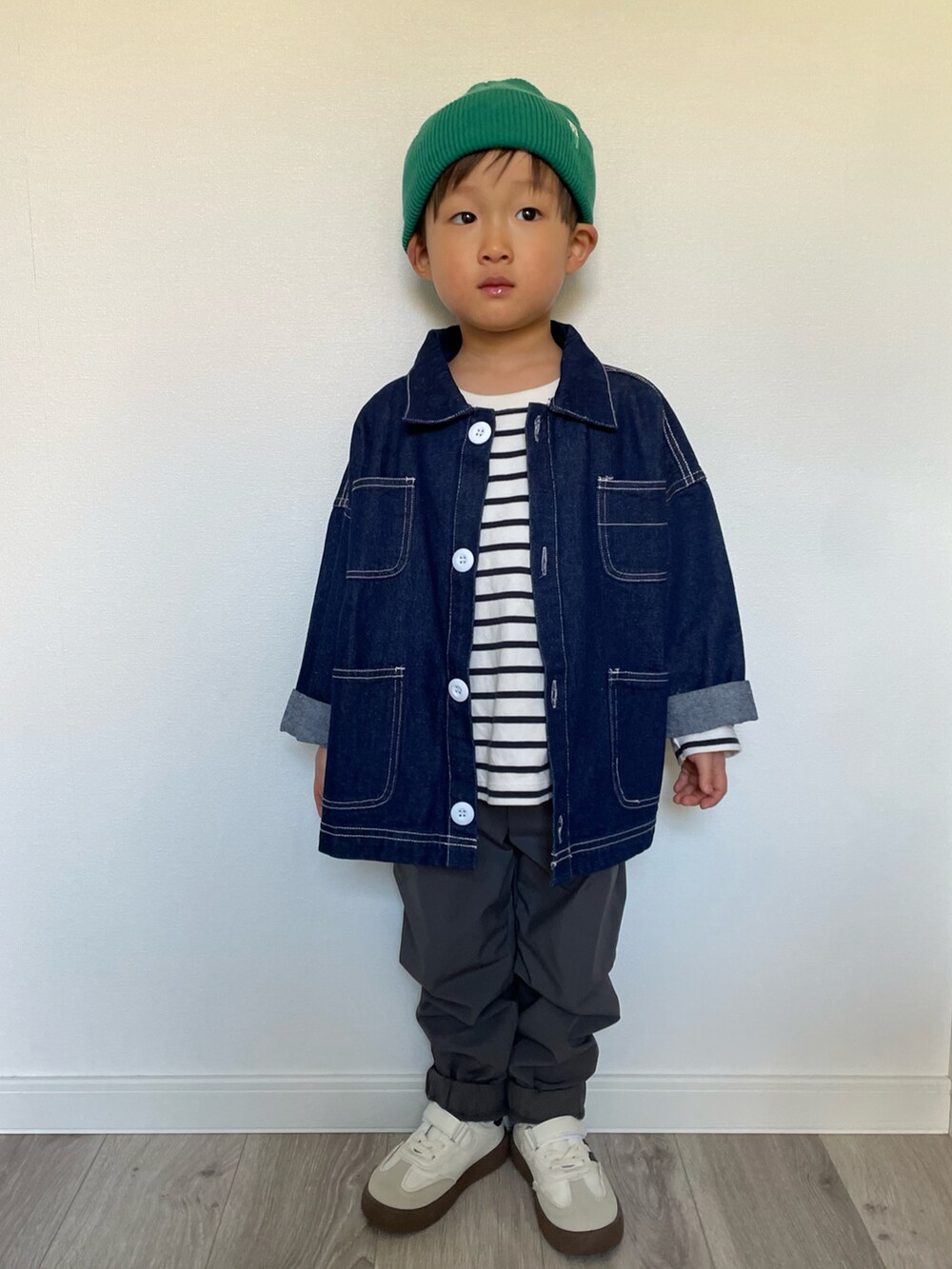 ブルー系のデニムジャケット、ホワイト系のTシャツ/カットソー、グレー系のその他パンツを着用したキッズの冬コーディネートの5枚目の写真