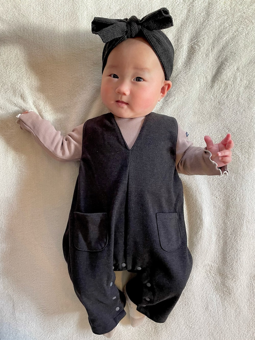 ブラック系のサロペット/オーバーオール、ブラウン系のロンパースを着用したキッズの冬コーディネートの5枚目の写真