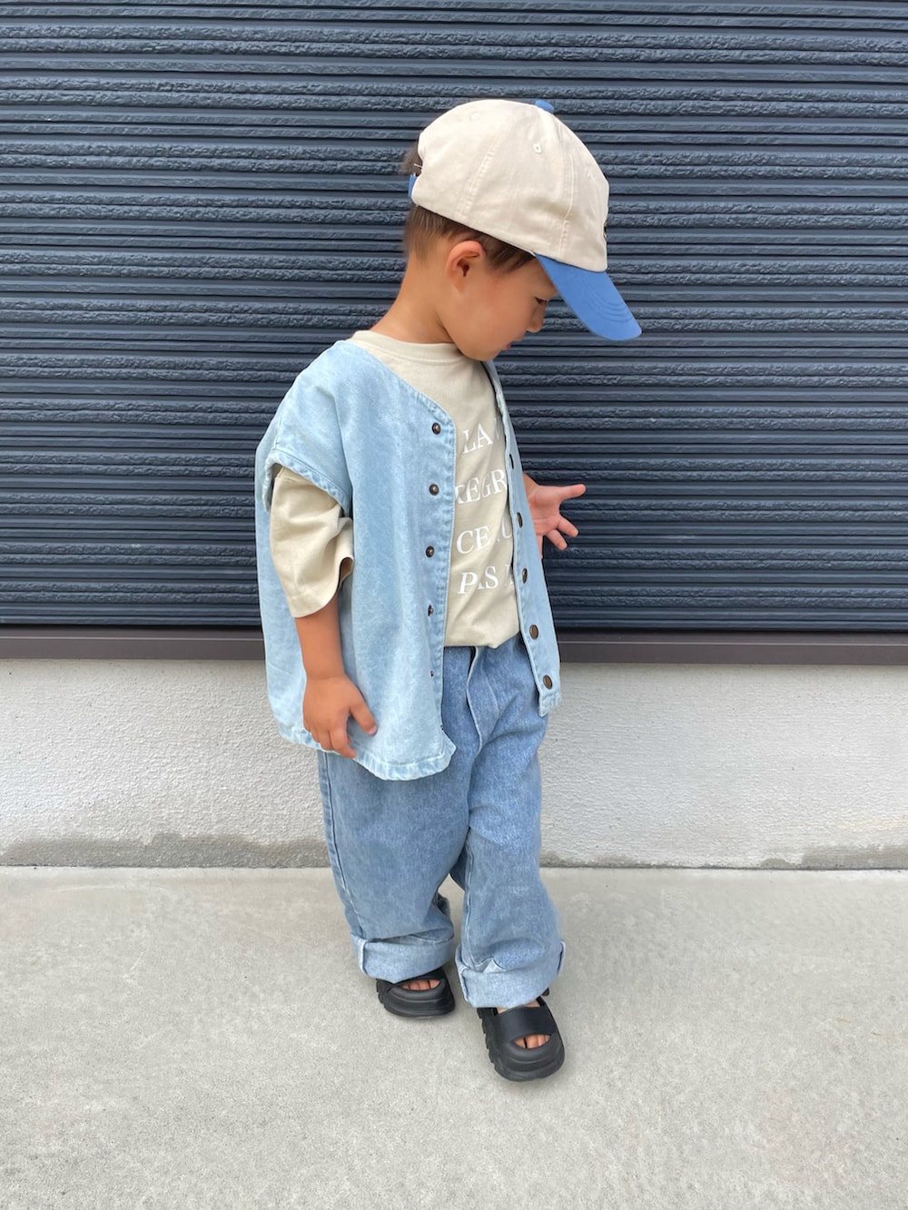 ブルー系のベスト、その他のTシャツ/カットソー、ブルー系のデニムパンツを着用したキッズの夏コーディネートの3枚目の写真