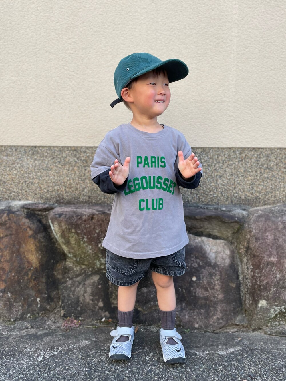 グレー系のTシャツ/カットソー、ブラック系のその他パンツ、グレー系のスニーカーを着用したキッズの春コーディネートの4枚目の写真