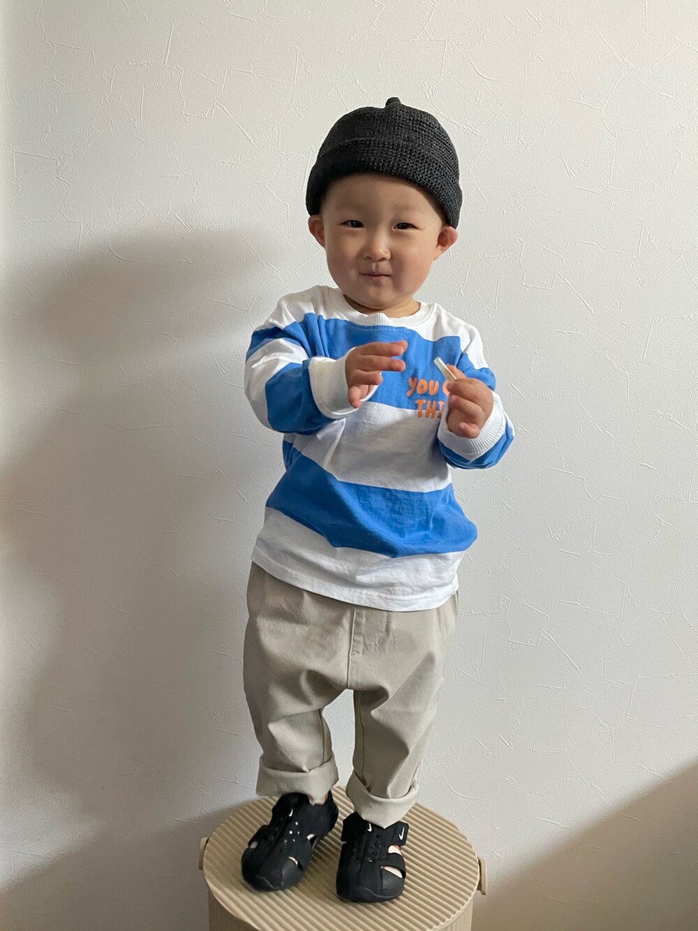 ホワイト系のTシャツ/カットソー、ブラック系のサンダル、ブラック系のキャップを着用したキッズの春コーディネートの4枚目の写真