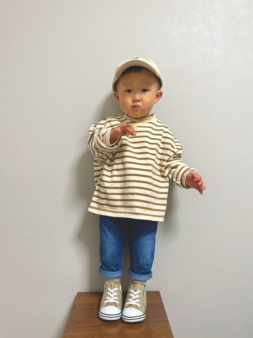 ブラウン系のTシャツ/カットソー、ホワイト系のTシャツ/カットソー、ブルー系のデニムパンツを着用したキッズの冬コーディネートの3枚目の写真