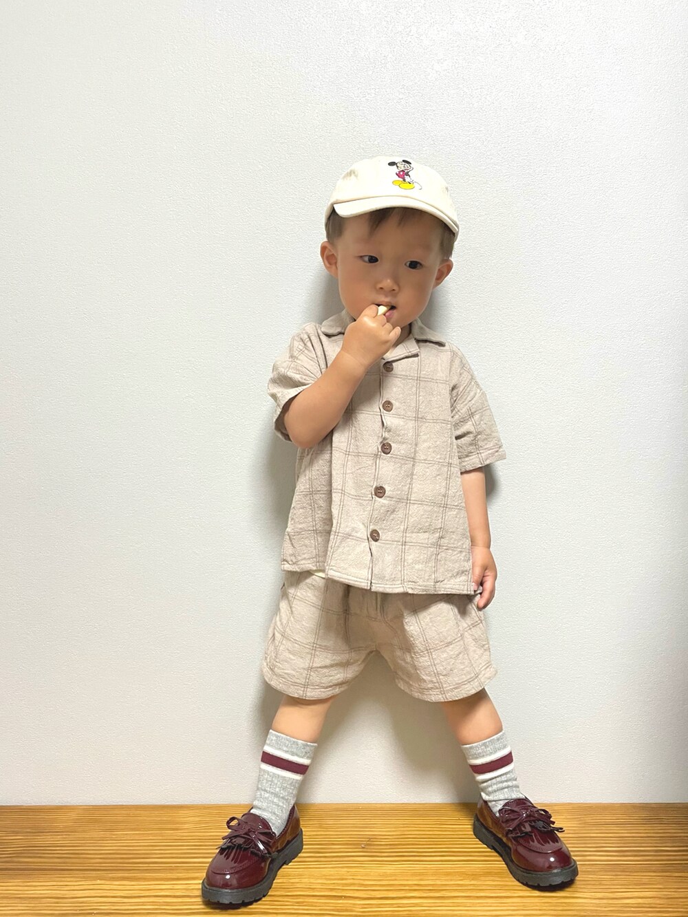 「FUDGE KIDSのトラッドスタイル、キッズファッション、男の子コーデ、お出かけコーデ、トラッド、キャップ、ラインソックス、ローファー、シャツスタイル、セットアップ、ワントーンコーデ」｜「petit mainの【Disney】ミッキー・ミニー／キャップ（キャップ、ベージュ系）」を使った、ＯＴＯ ☺︎ ‬ＲＩＲＩさん（キッズ・80cm）の春コーディネートの2枚目の写真