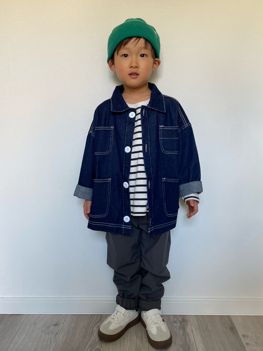 ブルー系のデニムジャケット、ホワイト系のTシャツ/カットソー、グレー系のその他パンツを着用したキッズの冬コーディネートの2枚目の写真