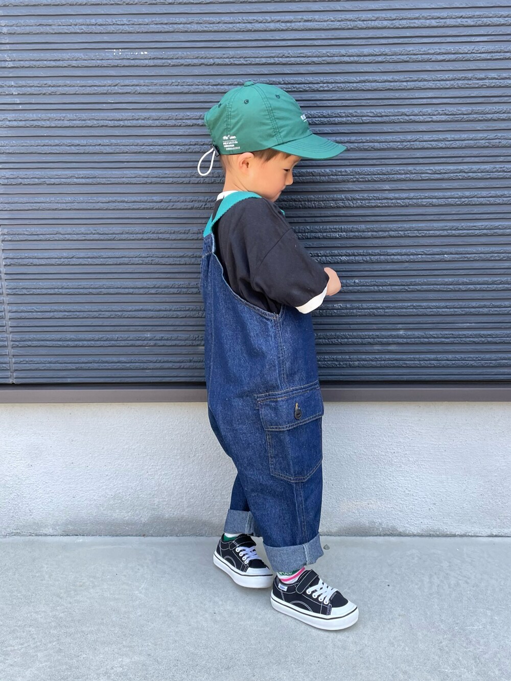 ブラック系のTシャツ/カットソー、ブルー系のサロペット/オーバーオール、ブラック系のスニーカーを着用したキッズの夏コーディネートの4枚目の写真