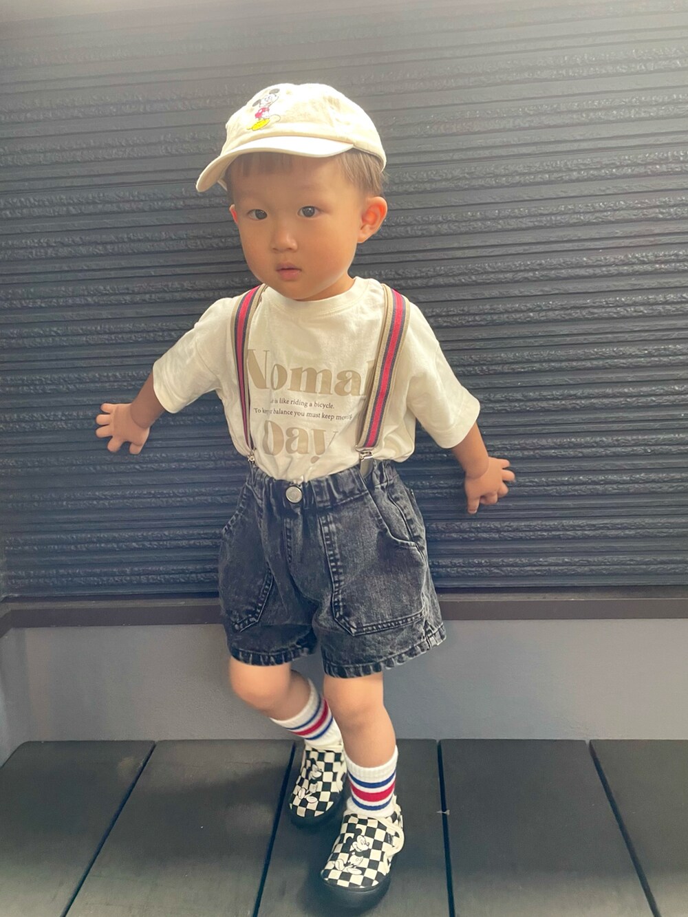 ベージュ系のTシャツ/カットソー、ブラック系のその他パンツ、ブラック系のスリッポンを着用したキッズの夏コーディネートの2枚目の写真