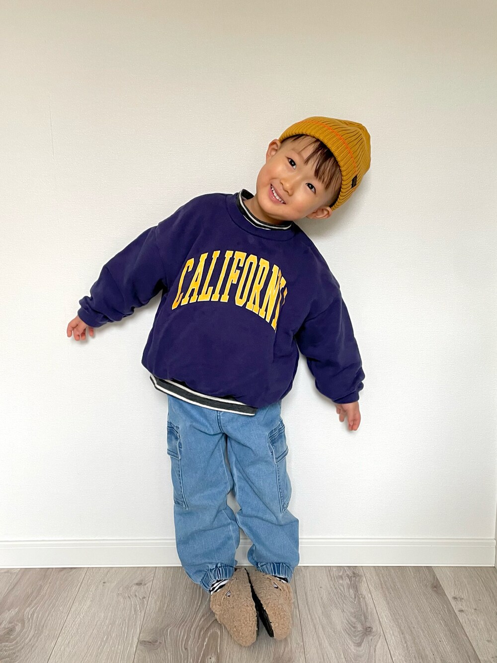 ブラック系のTシャツ/カットソー、ブルー系のスウェット、ブルー系のカーゴパンツを着用したキッズの冬コーディネートの5枚目の写真