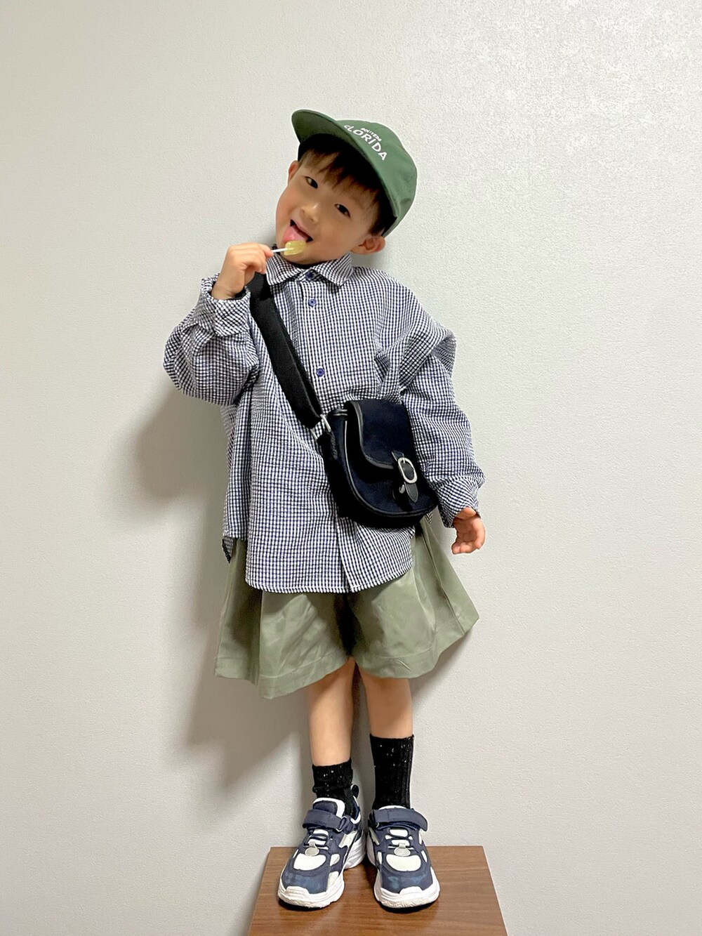 ブルー系のシャツ/ブラウス、ブラック系のショルダーバッグ、グリーン系のパンツを着用したキッズの冬コーディネートの2枚目の写真